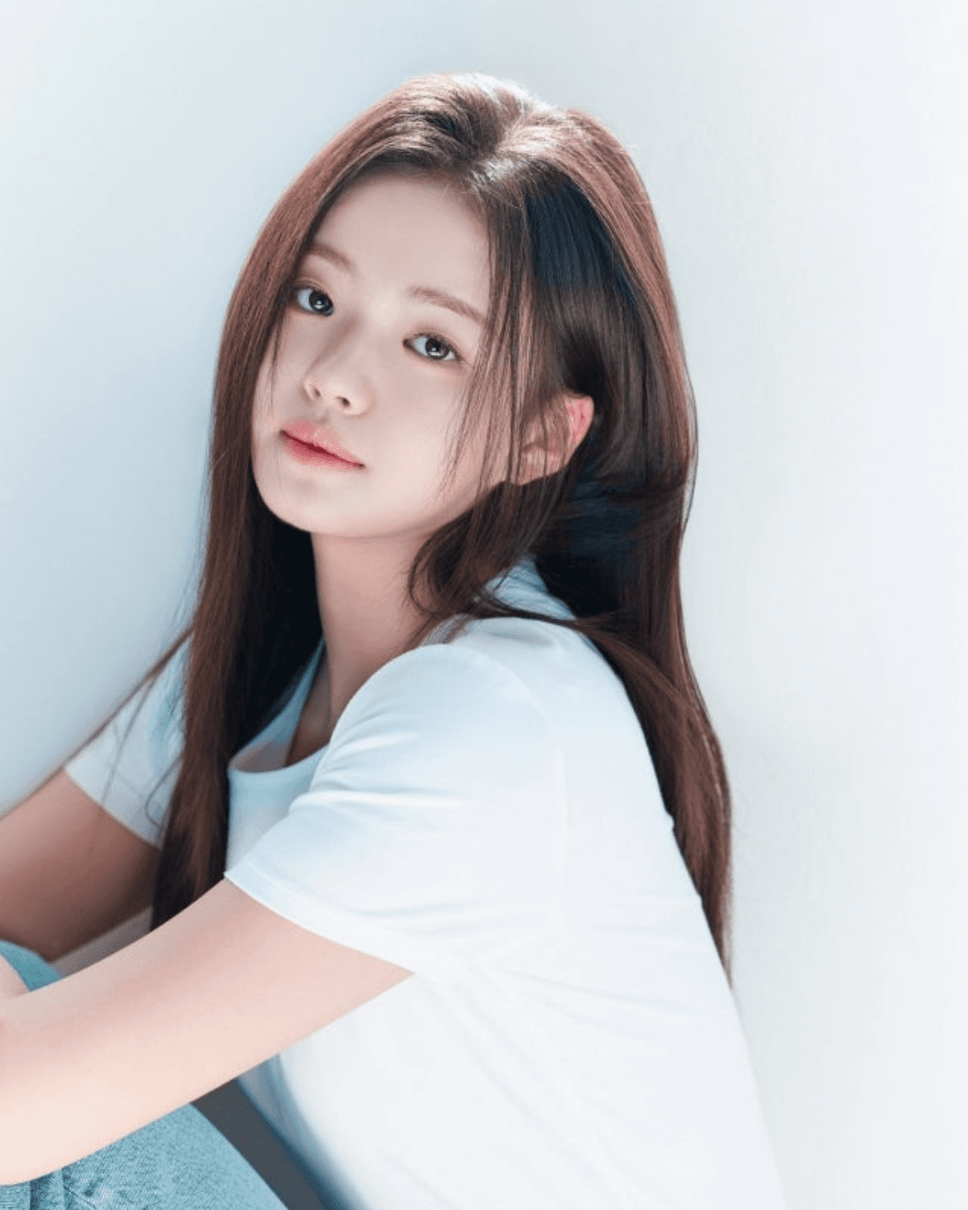 Kim Sia Signs Exclusive Contract with Varo Entertainment